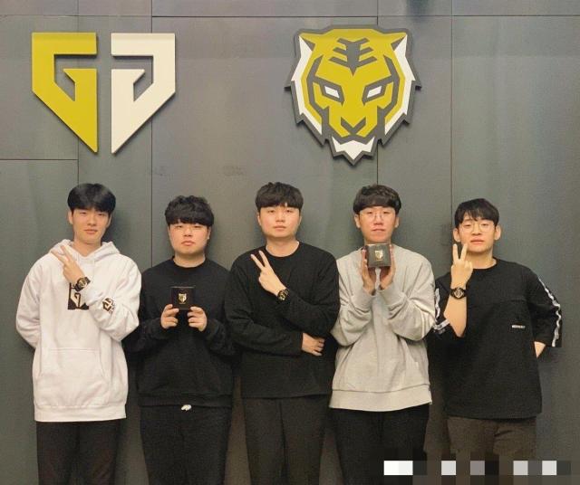 够在球场上 够在球场上